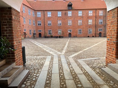 Knoldebrosten og granit, Sønderborg slot